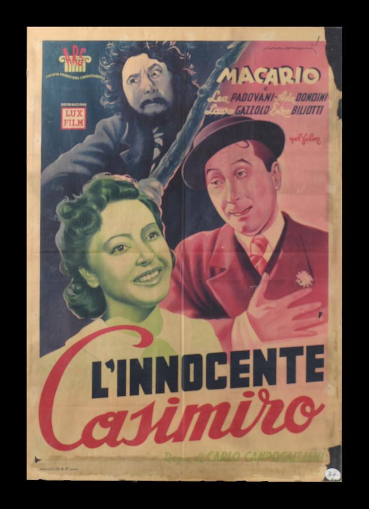 manifesto degli anni '40, firmato da Manni, uno degli interpreti della prima maniera del manifesto di cinema. I giochi di contrasto con colori netti, evidenziati dalla luce, i volti ricchi di espressione ed intensità, una malinconia velata che pervade tutta l'atmosfera, sono tipici delle sue opere. Il manifesto originale è conservato nell’Archivio della Mediateca Regionale Pugliese....