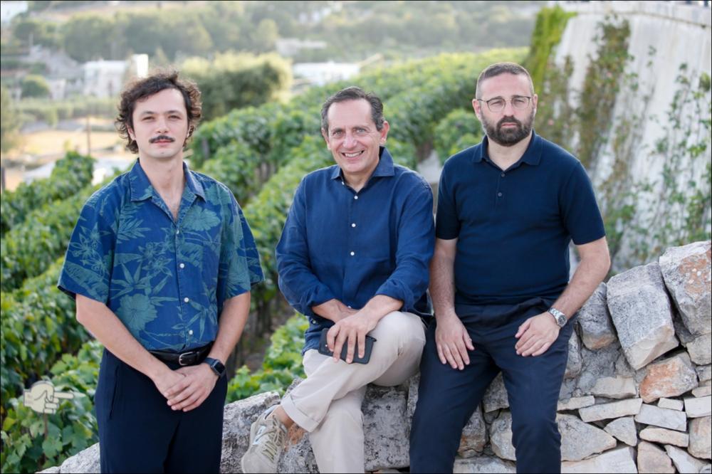 La seconda giornata di dibattito Extra viva! (2 agosto 2021) è stata dedicata al tema “New new journalism: innovazione e digitalizzazione nel giornalismo. Nuovi format e modelli di business, newsletter, podcast, piattaforme social e modalità di fruizione sempre più individuali. Come (ci) stanno cambiando informazione e intrattenimento”.
Nella foto, da sinistra, il conduttore radiofonico Carlo Pastore insieme agli ospiti del talk, il direttore Linkiesta Christian Rocca e sulla destra Giuseppe de Bellis, direttore di TG Sky24.
Le serate all’insegna della musica sono state intervallate dagli appuntamenti dedicati alla convivialità di EXTRA VIVA! 2021, spin off di VIVA! Festival.
EXTRA VIVA! 2021 è un format di incontri, speech e dibattiti in cui dialogano soggetti diversi ...