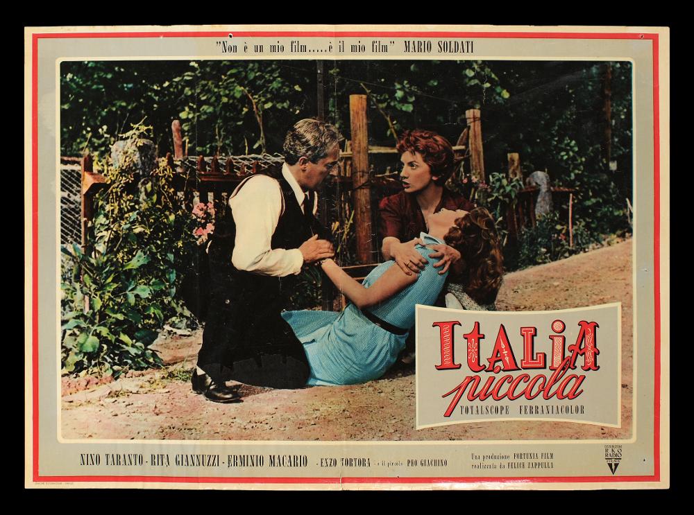 L'immagine riproduce uno dei manifesti conservati presso la Mediateca Regionale Pugliese (vedi Note). Si tratta di una delle fotobuste del film “Italia piccola”, del regista Mario Soldati, girato in Italia nel 1957. La composizione grafica presenta uno scatto di scena dai toni drammatici, ambientato in esterno. Colpisce l’incipit nella parte superiore a firma del regista Mario Soldati: “Non è un mio film…..è il mio film”. Il titolo è iscritto in un cartiglio in basso a destra e presenta un particolare significativo: l’aggettivo “piccola” anche stilisticamente presenta un minuscolo corsivo che rende per immagine, visivamente il significato della parola. Fuori cornice vi sono i riferimenti agli attori e ai credits....