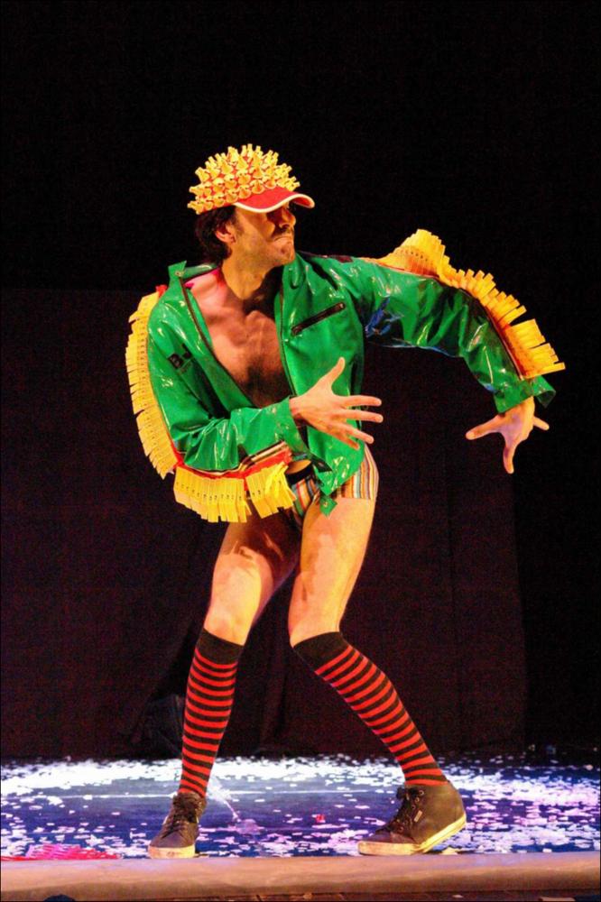 La fotografia in oggetto, ad opera di Bigsur, immortala un momento dello spettacolo “Giardini di Plastica”, una delle produzioni 2015-2016, dedicate al teatro per ragazzi, messe in scena dalla compagnia teatrale Koreja di Lecce. Lo spettacolo, sotto la regia di Salvatore Tramacere, permette al pubblico di viaggiare attraverso mondi fantastici e colorati, mondi abitati da tre personaggi camaleontici, ora extraterrestri, ora samurai, fate o angeli. I costumi e gli oggetti di scena provengono tutti dalla nostra quotidianità ma sul palco acquisiscono nuova vita: bacinelle diventano astronavi, cannucce e mollette servono per abbellire i vestiti, tappi di plastica usati come parrucche. Questa fotografia immortala un protagonista dello spettacolo in una bellissima posa di danz...