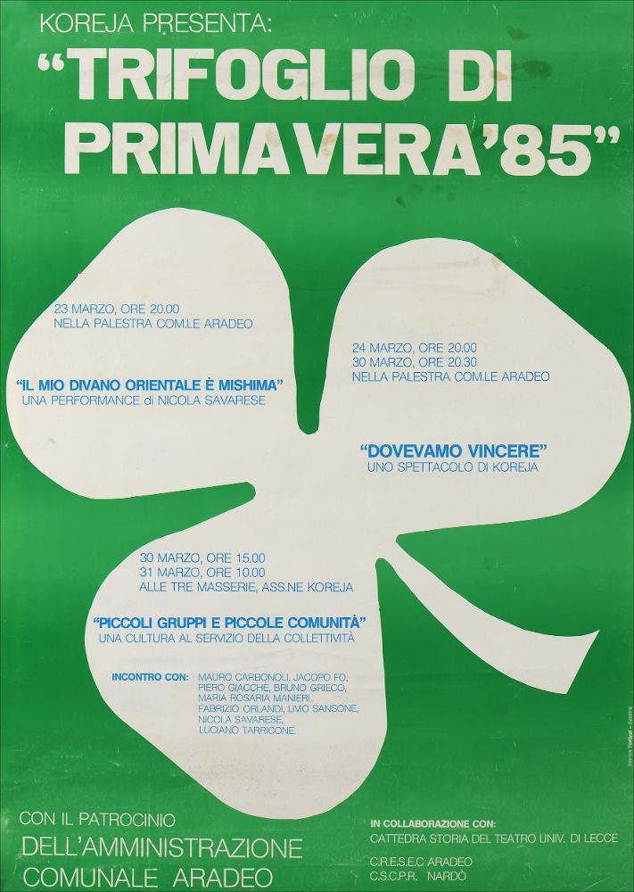 L'immagine riproduce la locandina dell'evento "Trifoglio di Primavera '85", patrocinato dall'amministrazione comunale di Aradeo, in collaborazione con la cattedra di Storia del teatro dell'Università di Lecce. Come si evince dalla locandina, come le parti di un trifoglio, tre furono gli eventi messi in scena: "Il mio divano orientale è Mishima", performance di Nicola Savarese, "Dovevamo vincere", a cura di Koreja e "Piccoli gruppi e piccole comunità".
