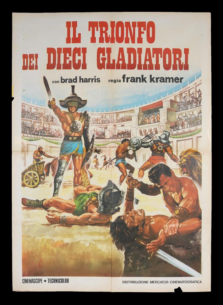 L'immagine riproduce uno dei manifesti conservati presso la Mediateca Regionale Pugliese (vedi Note). Si tratta di una delle versioni grafiche del manifesto del film “Il trionfo dei dieci gladiatori”, a firma di Aller. Con una pittura dai tratti precisi, con chiaroscuri usati per dare il giusto volume e prospettiva a corpi e architetture, l'artista concepisce una composizione grafica pulita, descrittiva; presenta una sola scena principale, ricca di momenti di lotta e dettagli che immergono lo spettatore nell'atmosfera della Roma antica....