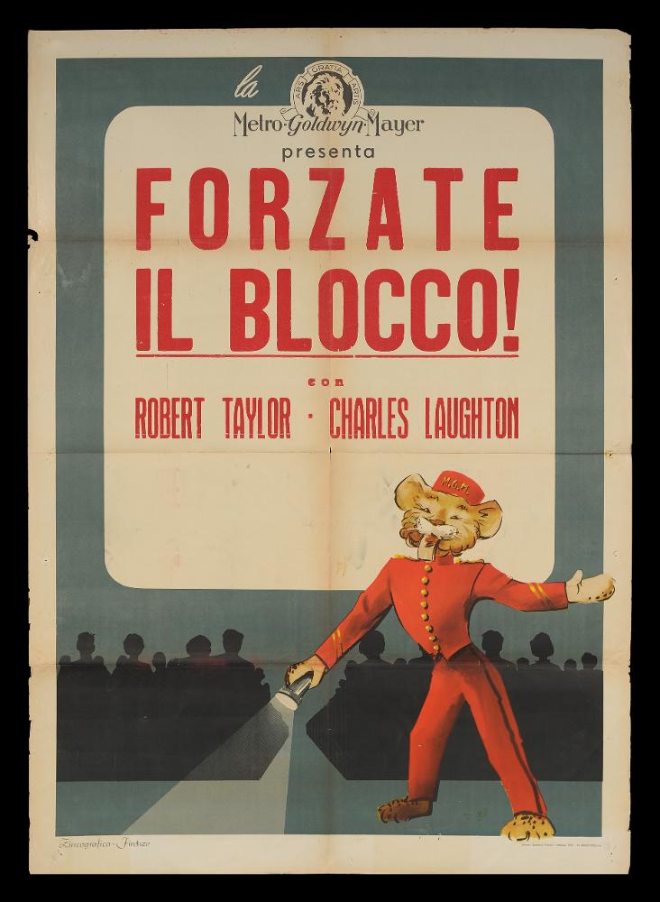 L'immagine riproduce uno dei manifesti conservati presso la Mediateca Regionale Pugliese (vedi Note). Si tratta di uno dei manifesti del film in bianco e nero “Forzate il blocco” del 1942 per la regia di Robert Z. Leonard. In realtà non si tratta della rappresentazione per immagini della trama del film, ma la ricreazione di una sala cinema durante una proiezione. Si possono notare infatti gli spettatori seduti sulle poltrone, lo schermo con indicati, la produzione, il titolo a lettere maiuscole ed in rosso e i nomi dei due attori principali. In primo piano, nei panni della maschera da sala, la mascotte della MGM (Metro-Goldwyn-Mayer), e prima ancora della Goldwyn Pictures, “Leo il leone” (Leo the Lion) che sorridente sembra invitare il pubblico ad accomodarsi in sala pe...