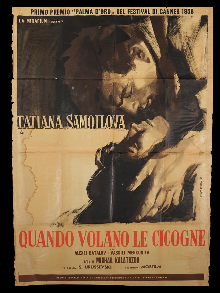 L'immagine riproduce uno dei manifesti conservati presso la Mediateca Regionale Pugliese (vedi Note). Si tratta di una delle versioni grafiche del manifesto del film “Quando volano le cicogne” a firma di Renato Fratini, artista romano che collaborò a lungo con lo studio Favalli. Il manifesto presenta una composizione grafica molto semplice, ponendo in primissimo piano i due protagonisti su uno sfondo piatto, senza elementi aggiuntivi a corredo. Anche i colori utilizzati sono due: il nero ed il seppia, nelle loro sfumature, scelta che contribuisce a far emergere il pàthos della scena immortalata. Chi osserva i due amanti non può che essere spettatore silenzioso di una intimità di sguardi e tocchi resi dal Fratini senza la necessità di aggiungere particolari e senza l’uti...