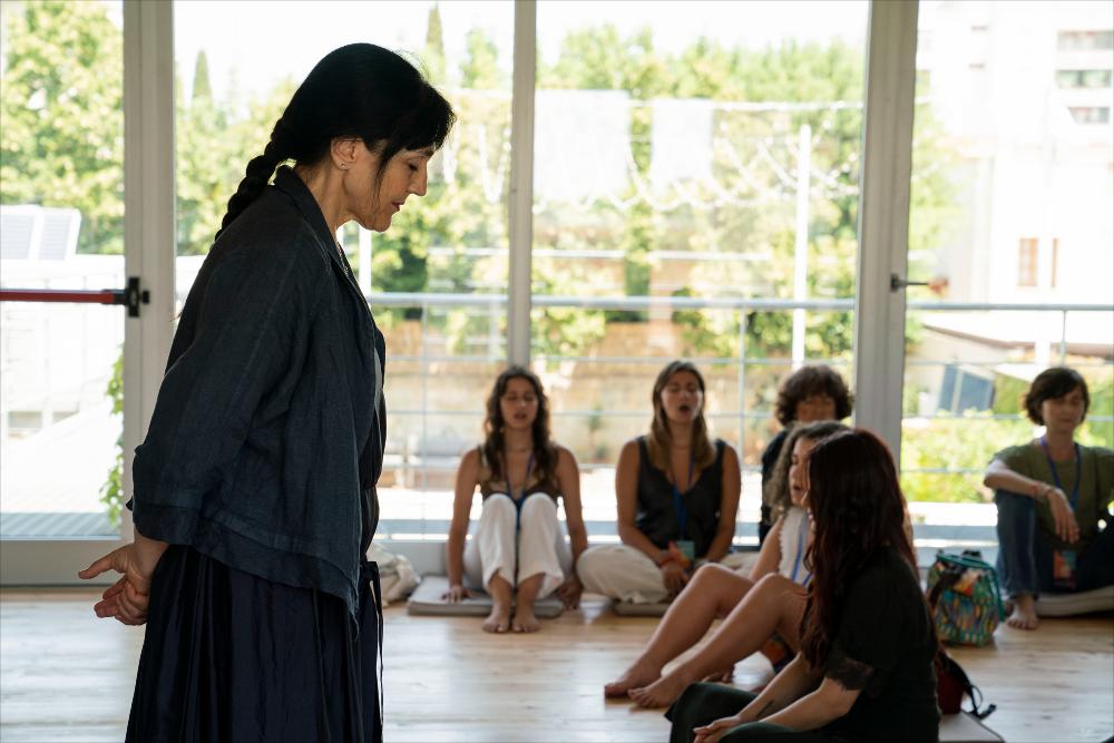 <div>La foto ritrae <strong>Elena Bucci</strong> durante il progetto <strong>“Suole di Vento”</strong>, promosso dal <strong>CTK Institut</strong>, il settore formativo dei Cantieri Teatrali Koreja, nell’ambito del <em>Teatro dei Luoghi Festival Internazionale</em>. L’evento, una masterclass multidisciplinare, offre ai partecipanti la possibilità di avvicinarsi alle tecniche e alla poetica dell’attrice, condividendo ragioni della vocazione artistica e fondamenti del mestiere in un dialogo diretto tra teatro, drammaturgia e pratica scenica.</div>...
