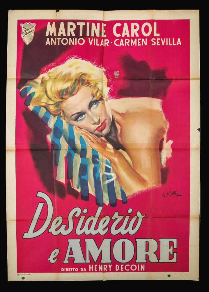 L'immagine riproduce uno dei manifesti conservati presso la Mediateca Regionale Pugliese (vedi Note). Si tratta di uno dei manifesti del film “Desiderio e amore” del 1951 per la regia di Henri Decoin a firma dell’illustratore Nicola Simbari (Simbari). Artista di fama internazionale, colpisce per la «freschezza del suo tratto e la velocità di modellato» (Baroni, 2018) e per la composizione geometrica dell’immagine. Una bellissima e sensuale Martine Carol è immortalata in primo piano, adagiata su un cuscino o un telo, posta perfettamente al centro dello spazio grafico e sembra uscire dallo sfondo rosa, quasi da un tunnel, sensazione accentuata dalla presenza di ombre laterali su tre punti. Particolare la scelta del cambio di stile nella trascrizione del titolo....