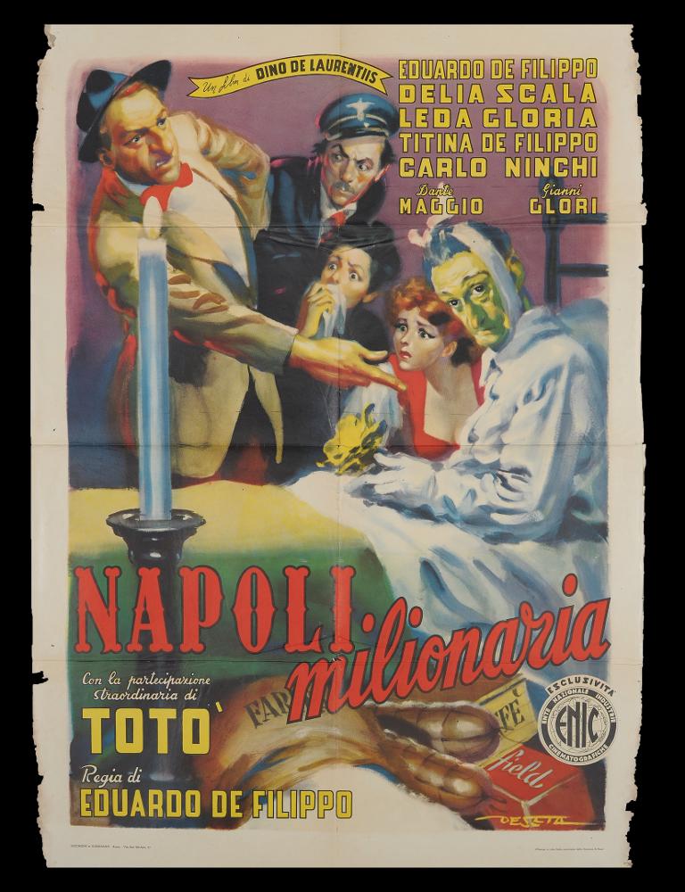 L'immagine riproduce uno dei manifesti conservati presso la Mediateca Regionale Pugliese (vedi Note). Si tratta del manifesto del film "Napoli milionaria", a firma di Deseta (Enrico De Seta), disegnatore e pittore italiano, noto come fumettista per giornali satirico-umoristici e periodici per ragazzi e soprattutto per la sua produzione di illustrazioni cinematografiche. La composizione grafica pensata dall'artista qui valorizza le singole figure, protagoniste del film, con tinte accese, acide, e pennellate molto fluide, quasi espressioniste. La vena umoristica di Deseta si rivela nei ritratti dei personaggi, in particolar modo nel volto di Totò, esaltando la sua comicità. Artista poliedrico iniziò la sua attività di pittore per il cinema sin dal 1937, fu grande amico e ...