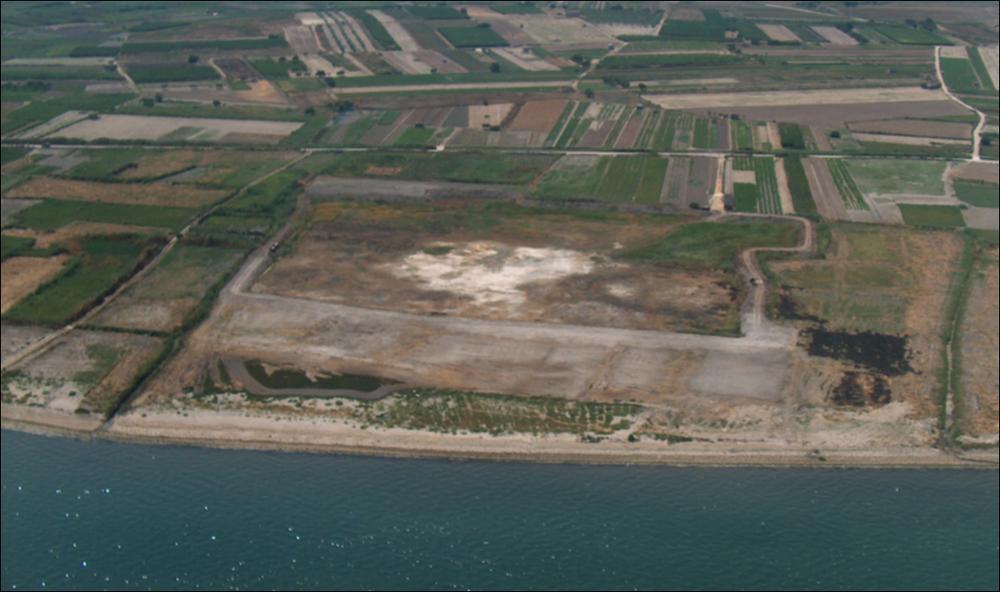 Il comune di Barletta, rientra nell'ambito paesaggistico della Puglia Centrale, caratterizzato morfologicamente dalla piattaforma calcarea, movimentata solo dalle incisioni delle lame, con recapito a mare, e dalla matrice olivetata che domina incontrastata questo paesaggio. Il tratto di costa compreso fra Barletta e Cozze è privo di articolazioni, se non di quelle di dettaglio dovute ai processi erosivi localizzati ad opera del carsismo e dell'azione del mare. Il bordo costiero si presenta roccioso e di natura calcarea, la continuità del fronte roccioso è interrotta da tratti quasi sempre poco estesi e poco ampi, caratterizzati da arenili sabbiosi e/o ciottolosi, l'unico tratto prevalentemente sabbioso di grandi dimensioni – circa 9 km – è l'arenile che dalla foce dell'...