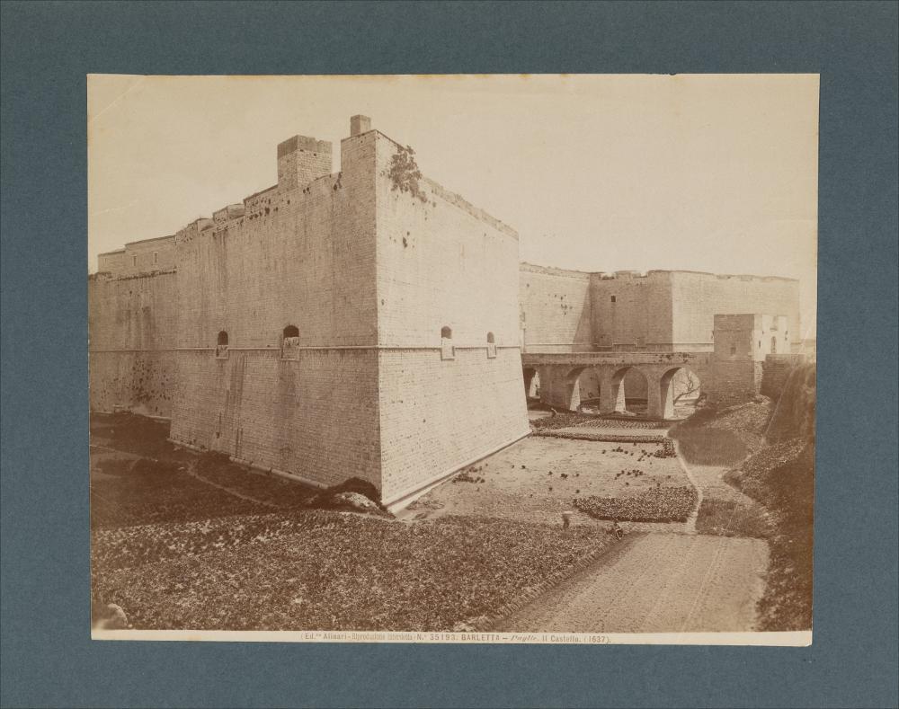 <div class="ql-editor"><div>Documentazione fotografica, ad opera dei Fratelli Alinari, di una veduta del Castello di Barletta (XVI secolo).</div><div>La raccolta fotografica di Giuseppe Ceci (1863-1938), studioso delle arti figurative dell’Italia meridionale e tra i promotori delle Società di Storia Patria di Napoli e della Puglia, si inserisce nel vivace clima culturale dell’Italia postunitaria, caratterizzato dal progressivo consolidarsi di una «coscienza nazionale» alimentata anche dal confronto e dal dialogo con le realtà storiche e culturali locali.</div><div>Oggi la Biblioteca Comunale di Andria conserva oltre settecento fotografie dedicate alla Puglia medievale, a Napoli e al patrimonio storico-artistico dell’Italia meridiona...