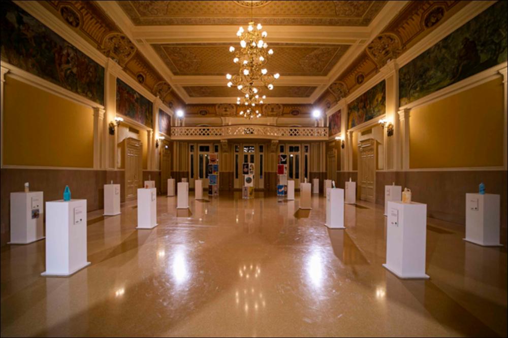 Nella foto l’allestimento della Sala Giuseppina del Teatro Kursaal Santalucia di Bari che ha ospitato “Archeoplastica”, una mostra itinerante degli antichi rifiuti spiaggiati, nata dall’idea di Enzo Suma di rendere pubblico il problema della plastica abbandonata in mare, sopravvissuta allo scorrere del tempo. 
Dal 26 novembre al 5 dicembre 2021, nell’ambito del progetto “Planet or Plastic? Io scelgo il Pianeta”, sono state allestite tre mostre a tema all’interno del restaurato Teatro Kursaal Santalucia: “Archeoplastica”, impressionante raccolta di reperti di plastica rinvenuti sulle spiagge pugliesi che da una loro datazione risultano appartenere  agli anni ‘60; “Poster for Tomorrow”, raccolta dei 100 migliori poster sul tema del pianeta del futuro realizzati da grafici...