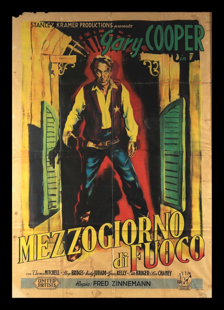 L'immagine riproduce uno dei manifesti conservati presso la Mediateca Regionale Pugliese (vedi Note). Si tratta di una delle versioni grafiche del manifesto del film western "Mezzogiorno di fuoco" (1952). La composizione mostra una pittura piuttosto tradizionale, in linea con molte opere eseguite negli anni più floridi per il cinema internazionale anche per il genere western. Un'impostazione ordinata e accattivante in cui primeggia la figura di Gary Cooper nei panni dello sceriffo Will Kane. La pittura mostra sfumature ricche di colore intenso, lo sfondo ci introduce nell'atmosfera selvaggia del film....