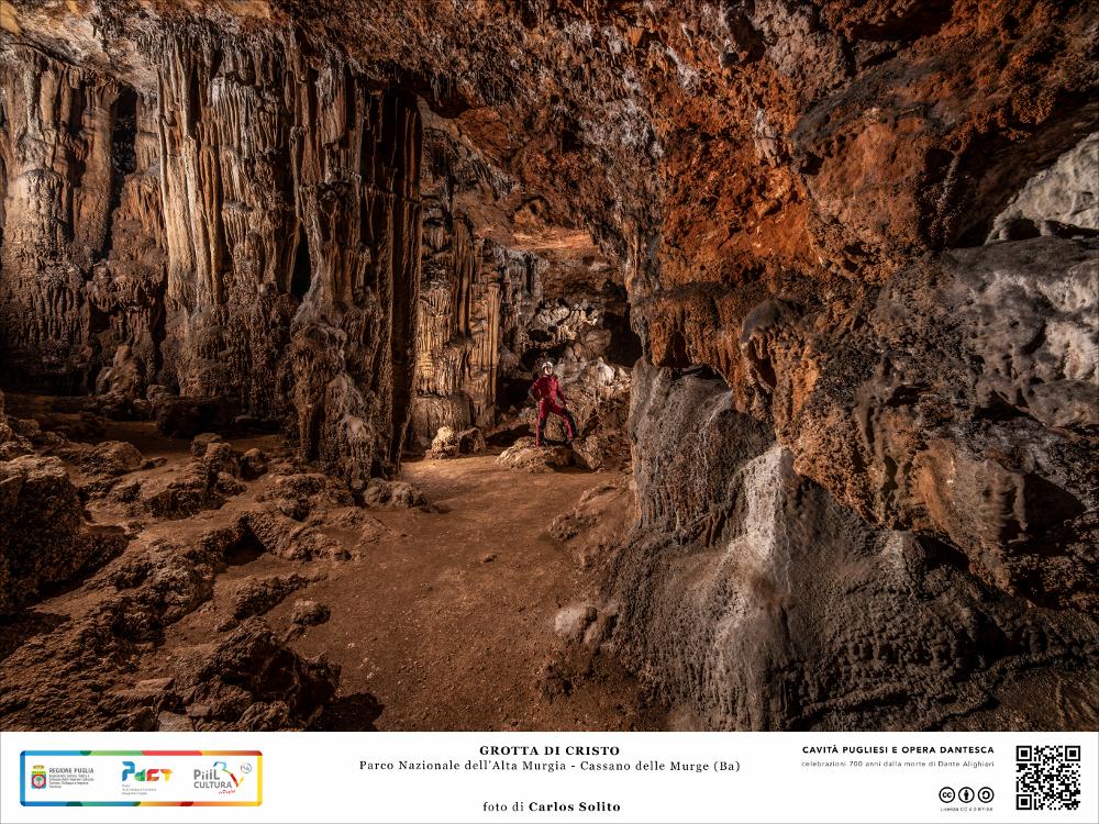 Negli ampi saloni della Grotta di Cristo, che prende il suo nome dalla omonima contrada, si possono ammirare maestosi colonnati alabastrini che svolgono anche funzione di sostegno della imponente volta.
L’immagine digitale fa parte della raccolta di fotografie prodotte da Carlos Solito per il Progetto digitale “Sillabario sotterraneo – Viaggio dantesco nelle Grotte di Puglia” – realizzato nell’ambito della LEGGE REGIONALE 30 dicembre 2020 - art. 39 “Cavità pugliesi e opera dantesca - Celebrazioni 700 anni dalla morte di Dante Alighieri”.