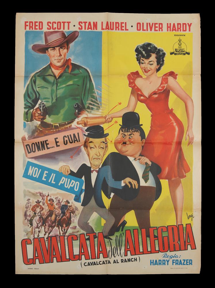 L'immagine riproduce uno dei manifesti conservati presso la Mediateca Regionale Pugliese (vedi Note). Si tratta di una delle versioni del manifesto del film "Cavalcata dell'allegria", a firma di Carloantonio Longi. Versatile illustratore e pittore toscano, contribuì per circa 30 anni alla produzione artistica italiana dedicata al cinema. La composizione è incentrata su Stanlio e Ollio, che Longi ritrae come caricature esaltandone la loro comicità unica, che sfrutta la mimica facciale e il linguaggio del corpo per gag semplici ed esilaranti, adatte a ogni tipo di pubblico. Intorno a loro, le figure realistiche degli altri due attori protagonisti e in basso sulla sinistra una piccola scena del film sono disposti a creare una fresca e colorata struttura grafica moderna e c...