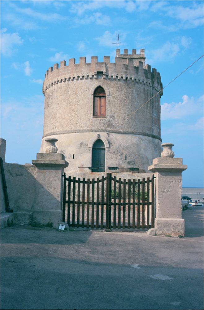 La fotografia è parte della ricca raccolta fotografica “Puglia per tutte le Stagioni” vol. 2, prodotta dall'Assessorato al Turismo e Industria Alberghiera della Regione Puglia e creata per raccontare la Puglia attraverso immagini diverse suddivise in 5 settori principali: Città e Paesi, Settimana Santa, Territorio, Feste – Sagre – Tradizioni, Mercati – Prodotti – Cucina. L'immagine immortala una torre cinquecentesca nella cittadina di Torre Vado, appartenente al comune di Morciano di Leuca, sulla costa ionica della Puglia, a pochi di chilometri da Santa Maria di Leuca. La località prende il nome dall'omonima torre di avvistamento “Vado” una delle numerose torri di avvistamento costiere fatte costruire nel XVI secolo da Carlo V per difendere il territorio salentino dalle...