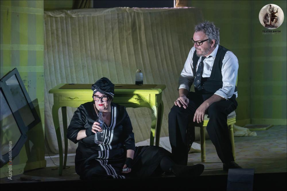 <div>Lo scatto è tratto dallo spettacolo "Delirio a due" diretto da Giorgio Gallione, andato in scena il 5 aprile 2024 al Teatro Orfeo di Taranto e interpretato da Corrado Nuzzo e Maria Di Biase, nell’ambito della stagione teatrale 2023/2024.</div><div><em>Delirio a due</em> è una commedia dell’Assurdo di Ionesco che mette in scena la litigiosa e inconcludente vita di una coppia, impegnata in discussioni futili e paradossali mentre fuori infuria una guerra civile che ignorano quasi del tutto. Attraverso dialoghi grotteschi, nonsenso e situazioni surreali, Ionesco critica una società cieca, conformista e incapace di comprendere ciò che accade intorno. Nella nuova messa in scena, Corrado Nuzzo e Maria Di Biase esaltano la comicit...