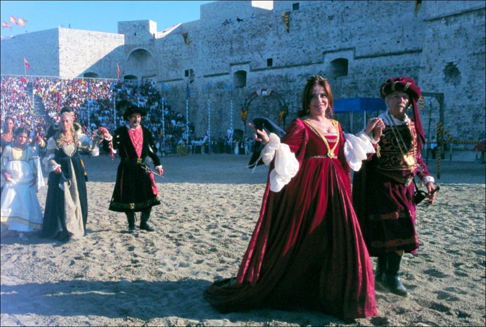 La fotografia è parte della ricca raccolta fotografica “Puglia per tutte le Stagioni” vol. 2, prodotta dall'Assessorato al Turismo e Industria Alberghiera della Regione Puglia e creata per raccontare la Puglia attraverso immagini diverse suddivise in 5 settori principali: Città e Paesi, Settimana Santa, Territorio, Feste – Sagre – Tradizioni, Mercati – Prodotti – Cucina. L'immagine immortala un momento della rievocazione storica della Disfida di Barletta, nello specifico il corteo in abiti tipici dei nobili del Cinquecento. La rievocazione dell'evento storico avvenuto nel 1503 è un evento molto atteso dalla città di Barletta e non solo, difatti per due settimane viene seguita da un pubblico sempre più vasto impegnato in diverse attività. La prima attestazione di una man...