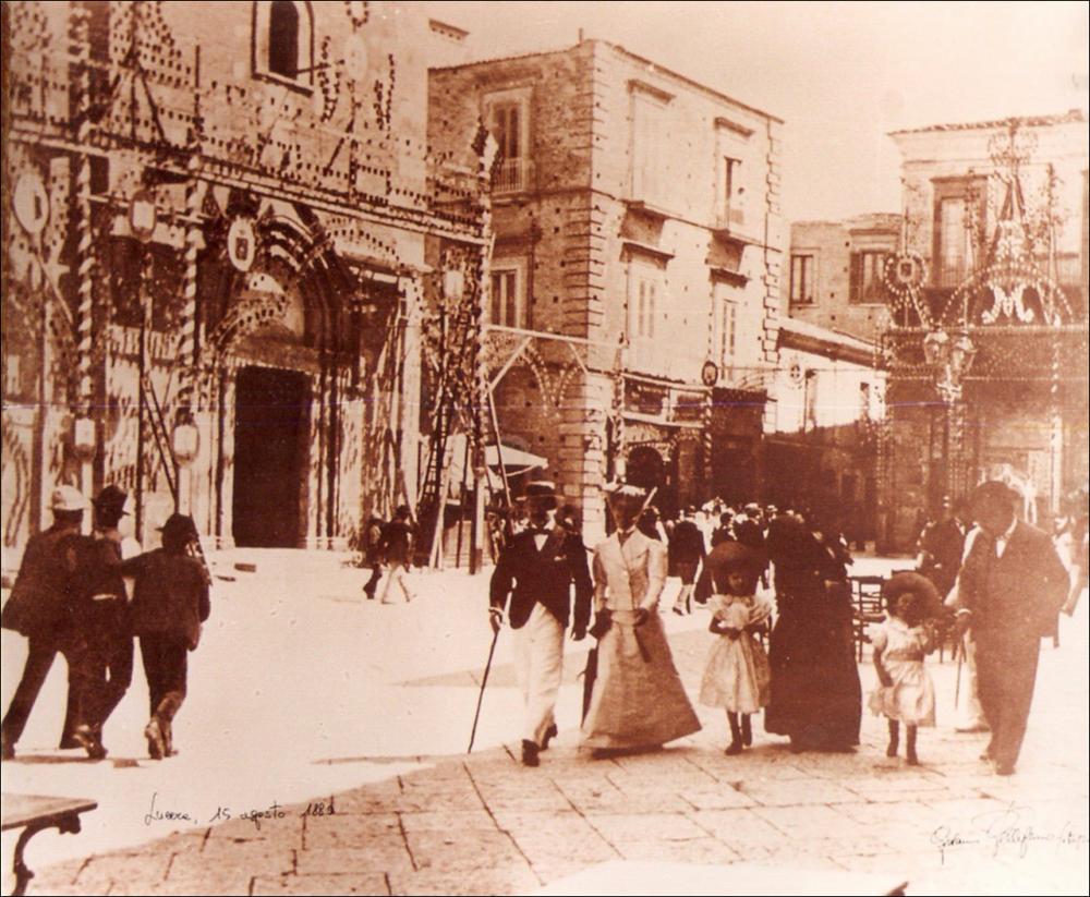 <div class="ql-editor"><div>La fotografia storica del 1880 immortala un momento della festa patronale in onore di Santa Maria, celebrata in Piazza Duomo a Lucera.</div><div>Le feste patronali di Lucera (FG), celebrate dal 14 al 16 agosto in onore di Santa Maria Patrona, rappresentano il momento culminante della vita sociale, culturale e religiosa della città e costituiscono il più potente catalizzatore del suo senso di identità collettiva.</div><div>La festa si configura come un autentico sincretismo di devozione, folklore e tradizione, in cui sacro e profano si intrecciano armoniosamente: riti religiosi, solenni processioni, luminarie, concerti e spettacoli pirotecnici scandiscono tre giorni di intensa partecipazione popolare. Si tratta di un vero e prop...