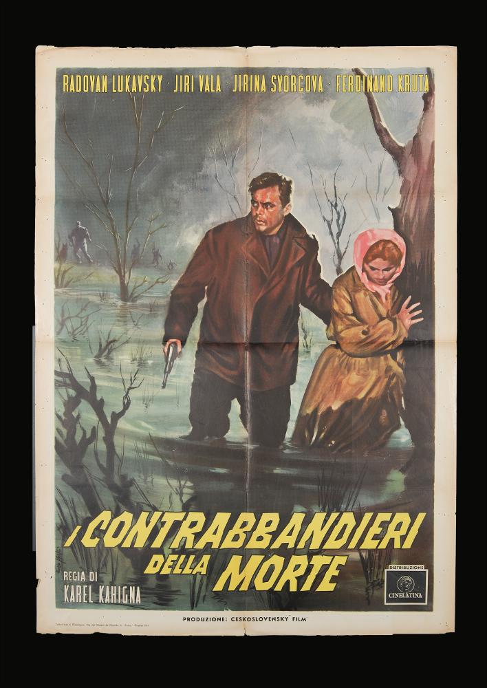 L'immagine riproduce uno dei manifesti conservati presso la Mediateca Regionale Pugliese (vedi Note). Si tratta di una delle versioni grafiche del manifesto del film “I contrabbandieri della morte” del 1959 per la regia di Karel Kahigna, a firma di Enzo Nistri, pittore romano autore di migliaia di manifesti per il cinema. Nistri si contraddistinse per un linguaggio maturo, uno stile semplice ed elegante che «si presta a raccontare ogni storia» (Baroni, 2018). In questo manifesto è possibile riconoscere il tratto raffinato, ma al tempo stesso dalla forte intensità descrittiva dell’autore, data dalla presenza di una sola sequenza narrativa che vede i due protagonisti in primo piano, immortalati in un momento di pericolo, enfatizzato dalle tinte grigie sfumate che caratter...