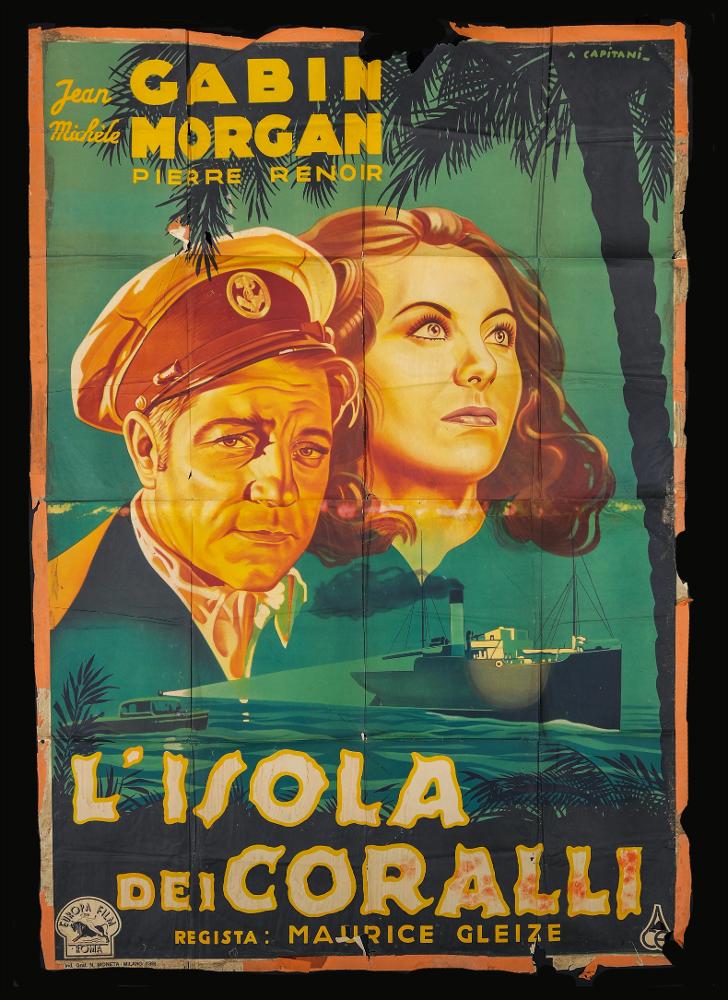 L'immagine riproduce uno dei manifesti conservati presso la Mediateca Regionale Pugliese (vedi Note). Si ratta di una delle versioni grafiche per il manifesto del film "L’isola dei coralli” del 1938 per la regia di Maurice Greize a firma dell’illustratore Alfredo Capitani. Pittore di cinema del primo periodo, Capitani fondò uno studio nel 1919 per la realizzazione di manifesti pubblicitari e poi con Luigi Martinati una società per il lancio di pellicole cinematografiche. Il suo stile richiama quello di Ballester, con un uso di colori luminosi, qui soprattutto viene utilizzato il dorato per la rappresentazione dei volti dei due protagonisti Gabin Morgan e Pierre Renoir che occupano tutta la parte centrale del quadro grafico. Lo sfondo è monocromo, un blu quasi verde petr...