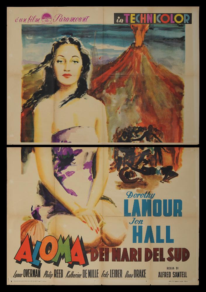 L'immagine riproduce uno dei manifesti conservati presso la Mediateca Regionale Pugliese (vedi Note). Si tratta del manifesto del film "Aloma dei mari del sud", per la regia di Alfred Santell, distribuito in Italia nel 1948. La grande illustrazione è a firma di Ercole Brini, (E. Brini) maestro romano dal linguaggio delicato, riconoscibile per l'uso degli acquerelli che rendono le figure e le ambientazioni rappresentate come impalpabili e cariche di fascino. Brini ci porta in un mondo lontano dal fascino esotico, sullo sfondo un vulcano in eruzione circondato dal mare, rendendo l'isola dei mari del sud esplicitata dal titolo. L'attenzione del fruitore è catturata nell'immediato dalla bellezza femminile della protagonista Aloma, esaltata nella figura intera, in una posizi...