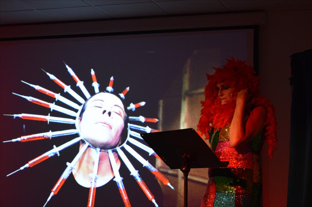 <div class="ql-align-justify">Lo scatto è tratto dalla performance “Manifesto” interpretata da Nicole de Leo, andata in scena il 7 novembre 2024 presso Teatro Spazio13 in occasione del BIG - Bari International Gender Festival.</div><div class="ql-align-justify">“Manifesto” è un omaggio a Pedro Lemebel, attivista, intellettuale, performer cileno nato nel 1952 e morto nel 2015. Le sue opere rappresentano un urlo sarcastico e amaro contro la dittatura, per la liberazione dell’umanità. Lemebel forma nel 1987 il collettivo Las Yeguas del Apocalipsis, trasformandosi in un mito della scena artistica cilena e nel simbolo internazionale della liberazione sessuale. I suoi testi, le sue performance e soprattutto i suoi discorsi nel prog...