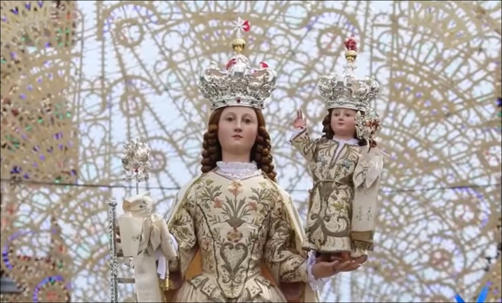 <div class="ql-editor"><div>Il video presenta i momenti salienti della Festa Patronale della Madonna della Scala di Massafra, la suggestiva statua devozionale che dalla chiesa parte per la processione, i concerti musicali in piazza, le bande da giro, il lancio dei palloni aerostatici.</div><div>La Festa Patronale della Madonna della Scala, celebrata con grande fervore e con una forte partecipazione della comunità locale nella prima domenica di maggio, rappresenta uno degli eventi culturali e religiosi più significativi e sentiti del patrimonio identitario della cosiddetta “Tebaide d’Italia”.</div><div>Elemento centrale della festa è la venerazione della Madonna della Scala, patrona della città di Massafra. La devozione verso la Verg...