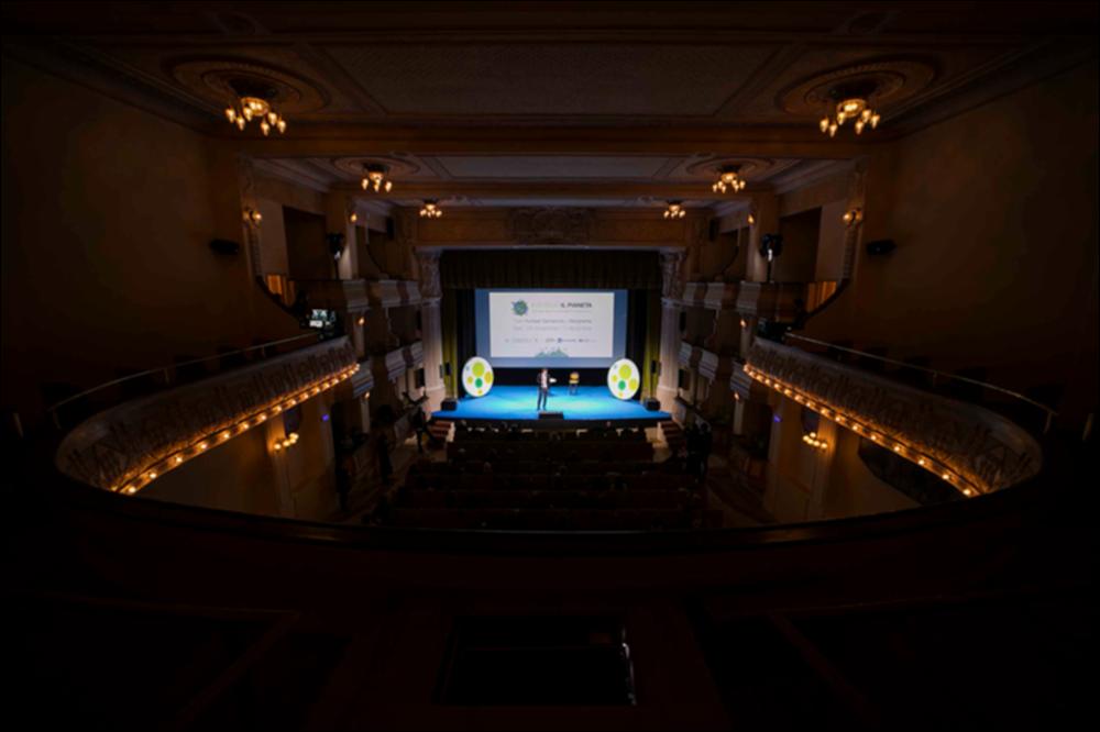 Nello scatto il direttore di Cime, Vito Cramarossa, sul palco del Teatro Kursaal Santalucia di Bari nella giornata inaugurale del Festival della Sostenibilità Ambientale “Io scelgo il Pianeta”, tenutosi dal 26 novembre al 5 dicembre 2021....