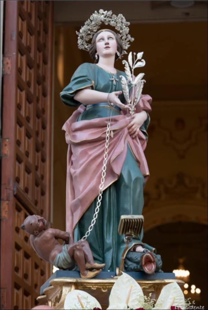 <div class="ql-editor"><div>Foto della statua a tutta altezza di <strong>Santa Margherita Vergine e Martire</strong>, protettrice di Latiano. La statua raffigura la Santa con il drago sotto il piede, il demonio incatenato ai suoi piedi e la corona di perle sul capo, simboli della sua fede, del coraggio e della vittoria sul male.</div><div><br></div><div>La Festa Patronale di <strong>Santa Margherita Vergine e Martire</strong>, protettrice di Latiano, è una celebrazione religiosa e civile che unisce devozione, tradizione e identità culturale della comunità. La santa, vissuta tra il 255 e il 275 d.C., è raffigurata come una giovane esile con un drago trafitto dalla croce e una corona di perle sul capo, simbolo del suo coraggio e della sua fede.</div><d...