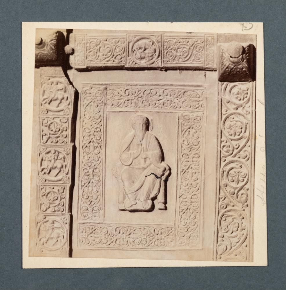 <div class="ql-editor"><div>Documentazione fotografica di una formella decorativa della porta bronzea della Cattedrale di Trani. La formella, risalente al XII secolo, è opera di Barisano da Trani, con San Bartolomeo tra <span>tra motivi vegetali, animali e antropomorfi.</span></div><div>L'immagine digitale fa parte della raccolta fotografica di Giuseppe Ceci (1863-1938), studioso delle arti figurative dell’Italia meridionale e tra i promotori delle Società di Storia Patria di Napoli e della Puglia. Tale raccolta si inserisce nel vivace clima culturale dell’Italia postunitaria, caratterizzato dal progressivo consolidarsi di una «coscienza nazionale» alimentata anche dal confronto e dal dialogo con le realtà storiche e culturali locali...