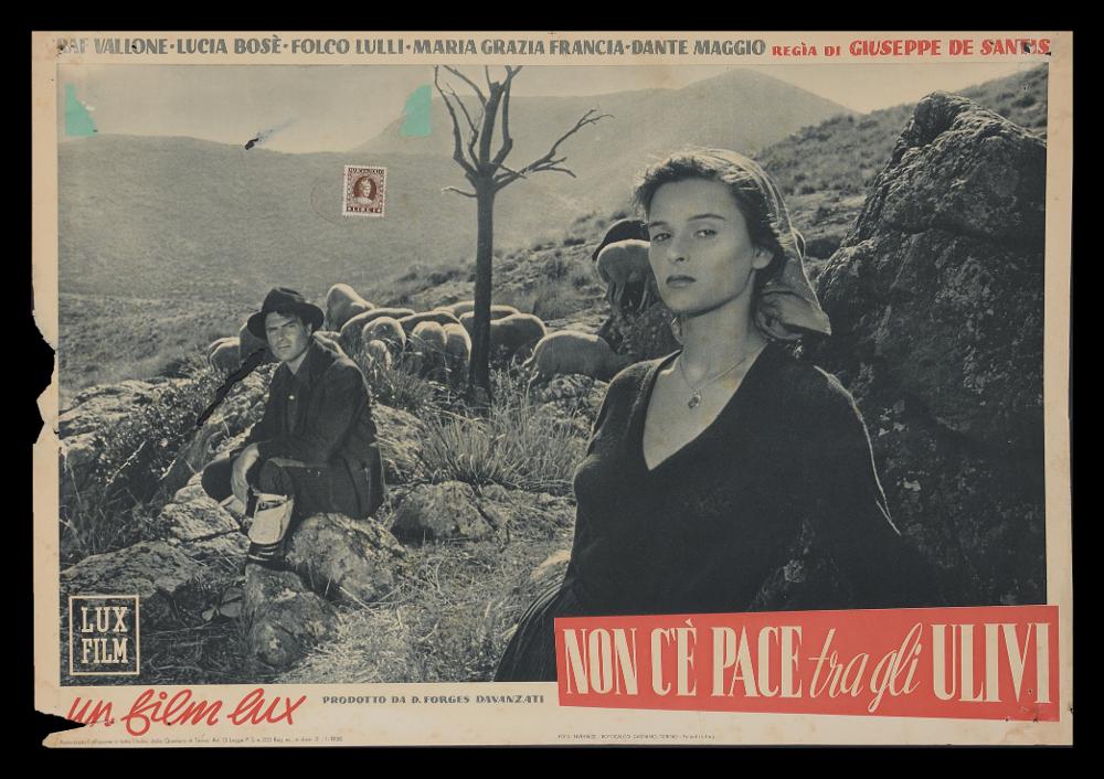 L'immagine riproduce uno dei manifesti conservati presso la Mediateca Regionale Pugliese (vedi Note). Si tratta di una delle versioni grafiche realizzate per la fotobusta del film "Non c'è pace tra gli ulivi", di cui si conserva anche il manifesto a firma di Manno (Dante Manno). La composizione è interamente dominata da una fotografia di scena del film, in bianco e nero, di stampo Neorealista con toni drammatici e veristi, che però esalta certamente la bellezza della protagonista femminile, Lucia Bosè, in primo piano....