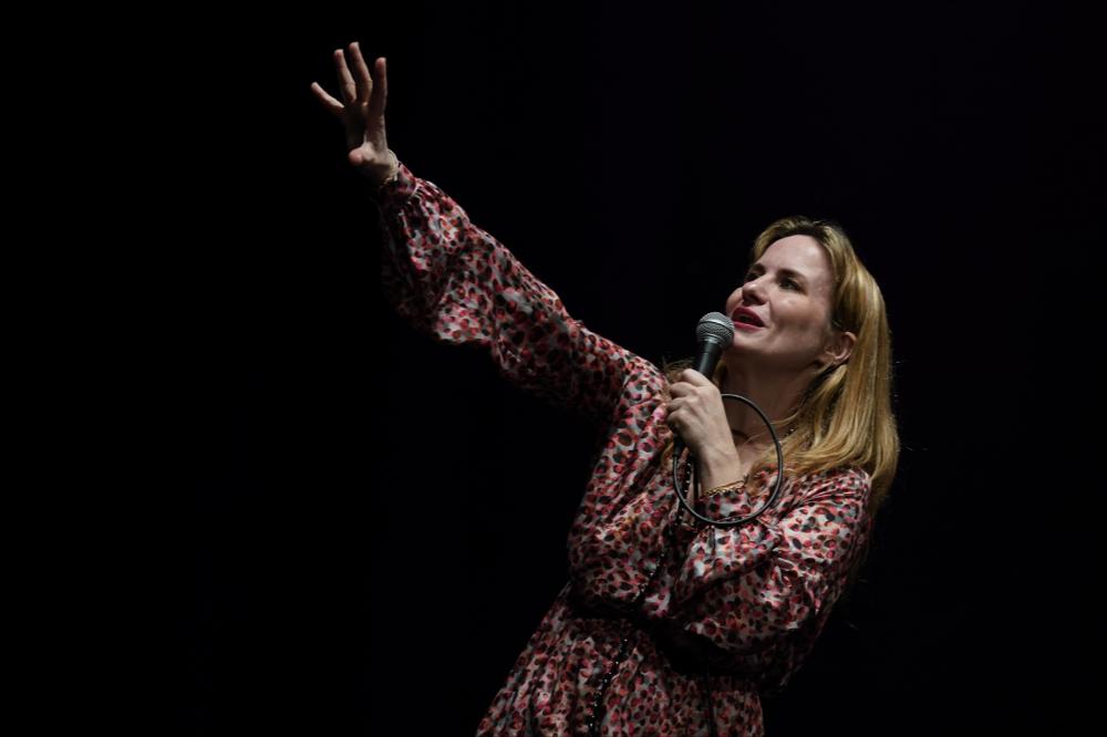 <div>Lo scatto racconta un momento dello spettacolo teatrale <em>Drama Queen</em>, con Laura Formenti, andato in scena il 22 marzo 2024 al Teatro AncheCinema di Bari.</div><div>Laura Formenti è una delle stand up comedian più note della scena italiana: finalista a <em>Italia’s Got Talent</em> 2021, virale sul web con il video <em>Se fossi un uomo</em>, ha collaborato con Serena Dandini, è stata monologhista ospite a <em>Le Iene</em> e ha ideato il podcast di successo <em>Humor Nero</em>. La sua comicità è un equilibrio perfetto tra intelligenza, autoironia e spietata lucidità.</div><div><em>Drama Queen</em> è un monologo esilarante che attraversa un’intera vita, trasformando i piccoli e grandi drammi quotidiani in materia c...
