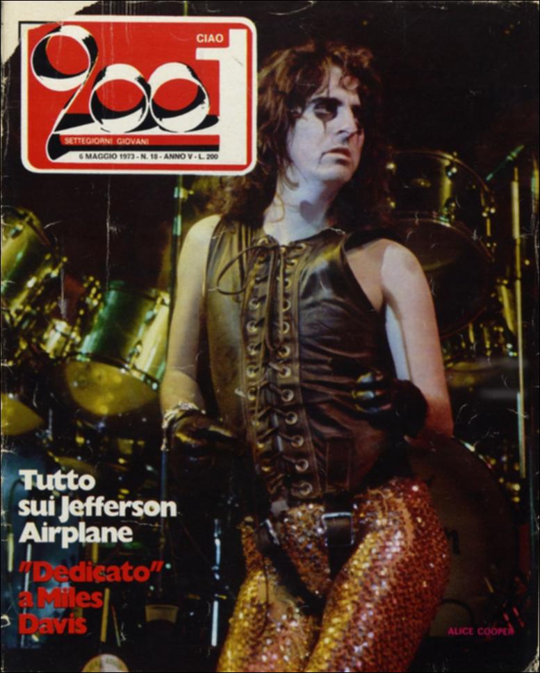 La risorsa in oggetto fa parte dei documenti editoriali selezionati dal Fondo MEM in occasione dell’esposizione "Sulle tracce di David Bowie. L’uomo delle stelle nelle riviste musicali italiane dagli anni ’70 ai ’90" curata da Claudia Attimonelli (Università degli Studi di Bari Aldo Moro, MEM, Future in Research). È un viaggio nel passato che mostra in che modo l’artista fu presentato e rappresentato in uno dei principali medium dell’epoca: le riviste musicali. Nello specifico il documento digitale riporta, oltre la copertina della rivista, la pagina esposta nel percorso di visita. A p. 78 la rubrica Dischi informa che è in arrivo il nuovo album di David Bowie "Alladdin sane", un nuovo fantastico capolavoro con ottima registrazione, che mantiene il suo stile rock seppur...