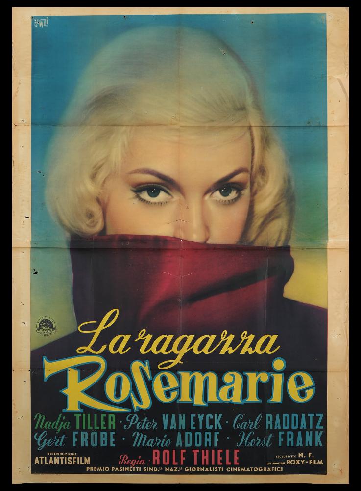 L'immagine riproduce uno dei manifesti conservati presso la Mediateca Regionale Pugliese (vedi Note). Si tratta di una delle versioni del manifesto del del film tedesco "La ragazza Rosem", a firma di Francesco Fiorenzi. Fu il primo, tra i pittori di cinema dell'epoca, ad anticipare il linguaggio grafico e fotografico attraverso la realizzazione di collage con ritratti e scene prese dal film e l'inserimento di elementi pittorici per unire le immagini sparse nello spazio del manifesto, che qui si mostra colorato, vivace e ricchissimo di dettagli, rendendo perfettamente l'atmosfera festosa e anche un po' caotica di una Parigi di inizio secolo, nell'epoca delle gare di biciclette. Quello che oggi si realizza grazie a strumenti digitali, Fiorenzi lo realizzava creativamente ...