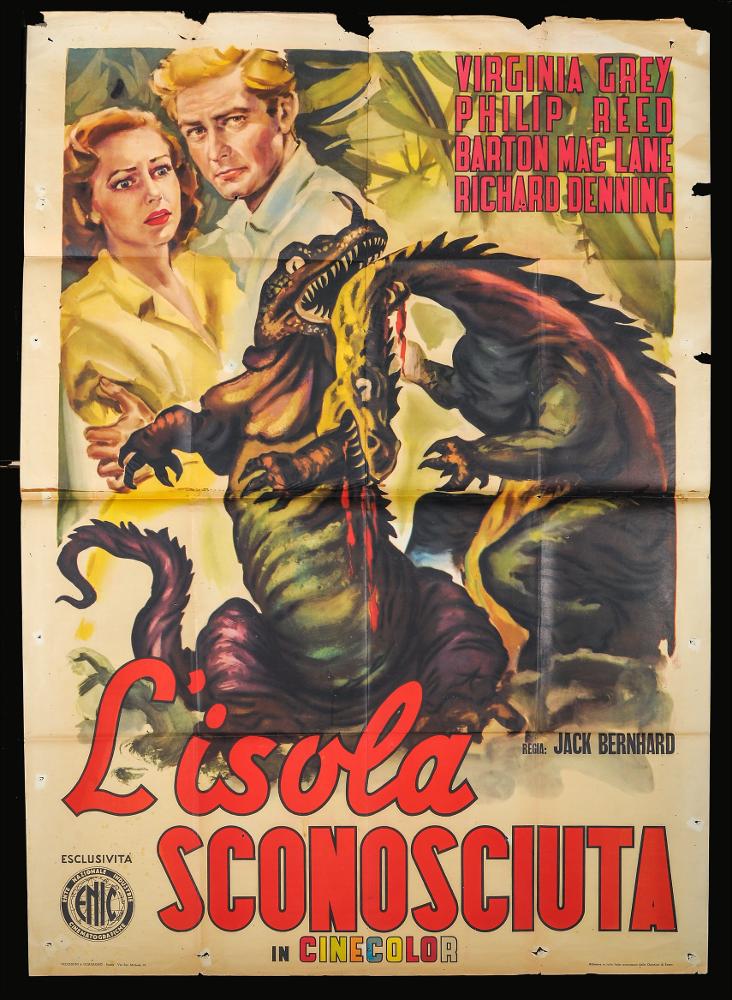 L'immagine riproduce uno dei manifesti conservati presso la Mediateca Regionale Pugliese (vedi Note). Si tratta di una delle versioni grafiche per il manifesto del film "L’isola sconosciuta" del 1948 per la regia di Jack Bernhard. Pur non presentando una firma, la composizione ben si inserisce nel genere dei manifesti cinematografici dei film di fantascienza e fantastici in generale. Al centro della composizione ci sono i due animali appartenenti all’immaginario dei dinosauri immortalati in una lotta fra loro, mentre alle loro spalle, sullo sfondo, la coppia di protagonisti che sembra osservare la scena impauriti. a fare da cornice l’ambientazione esotica di una foresta che, come esplicitato nel titolo, si trova su un’isola sconosciuta, quindi ancor più misteriosa....