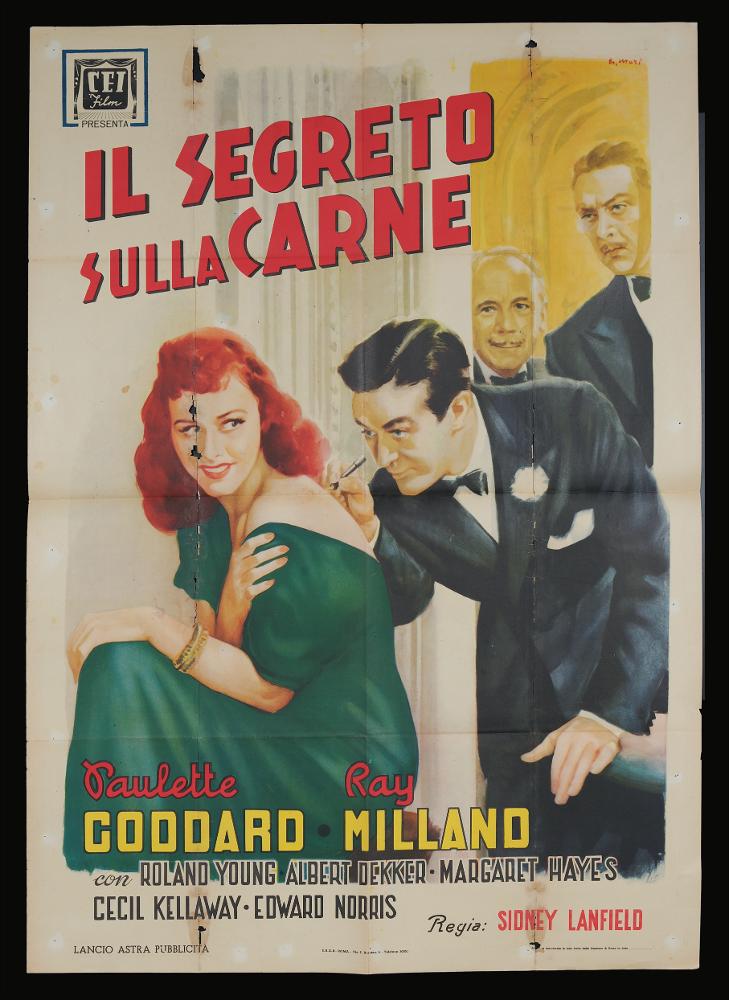 L'immagine riproduce uno dei manifesti conservati presso la Mediateca Regionale Pugliese (vedi Note). Si tratta di una delle versioni grafiche per il manifesto del film in bianco e nero "Il segreto sulla carne” del 1942 per la regia di Sidney Lanfield. La firma che leggiamo in alto a destra è di E. Mari appartiene all’illustratore Spagnoli A. (probabilmente Angelo) che compone un bellissimo dipinto, carico di poeticità, data sia dai colori caldi utilizzati che dalle pennellate piene. Certo contribuiscono a dare serenità i volti dei protagonisti ritratti tutti sorridenti. Mari costruisce la scena su due livelli, in primo piano la coppia dei protagonisti con una sensuale Paulette Goodaro che porge la spalla scoperta ad un affascinante Ray Millano, alle loro spalle osserva...