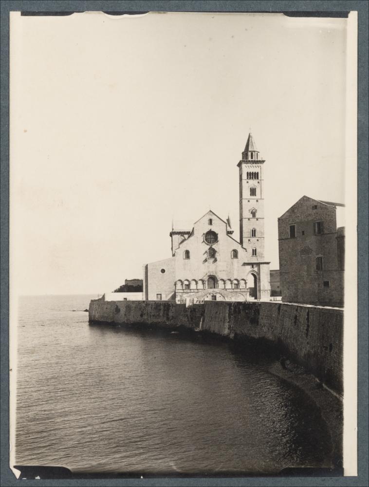 <div class="ql-editor"><div>Documentazione fotografica di una veduta della facciata della Cattedrale di Trani.</div><div>L'immagine digitale fa parte della raccolta fotografica di Giuseppe Ceci (1863-1938), studioso delle arti figurative dell’Italia meridionale e tra i promotori delle Società di Storia Patria di Napoli e della Puglia. Tale raccolta si inserisce nel vivace clima culturale dell’Italia postunitaria, caratterizzato dal progressivo consolidarsi di una «coscienza nazionale» alimentata anche dal confronto e dal dialogo con le realtà storiche e culturali locali.</div><div>Oggi la Biblioteca Comunale di Andria conserva oltre settecento fotografie dedicate alla Puglia medievale, a Napoli e al patrimonio storico-artistico dell’...