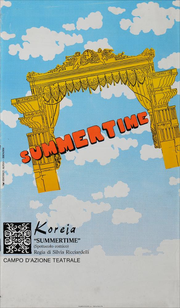 L'immagine riproduce la locandina di "Summertime", spettacolo comico messo in scena nel 1987 per la regia di Silvia Ricciardelli, nell'ambito della rassegna annuale “Aradeo e i Teatri”, un appuntamento con il teatro sperimentale che la compagnia del Teatro Koreja, nata nel 1983 nel piccolo borgo salentino di Aradeo porta avanti sin dall'anno della sua fondazione. I colori e gli oggetti rappresentati sul manifesto rispecchiano la chiave onirica e comica della performance. In un cielo estivo, sereno e limpido, volteggia lo scheletro di un palco teatrale del quale si riconoscono i tendaggi aperti. La performance ebbe come palcoscenico il suggestivo cortile del Castello Tre Masserie, una struttura residenziale degli inizi del XX secolo situato tra gli ulivi della campagna d...