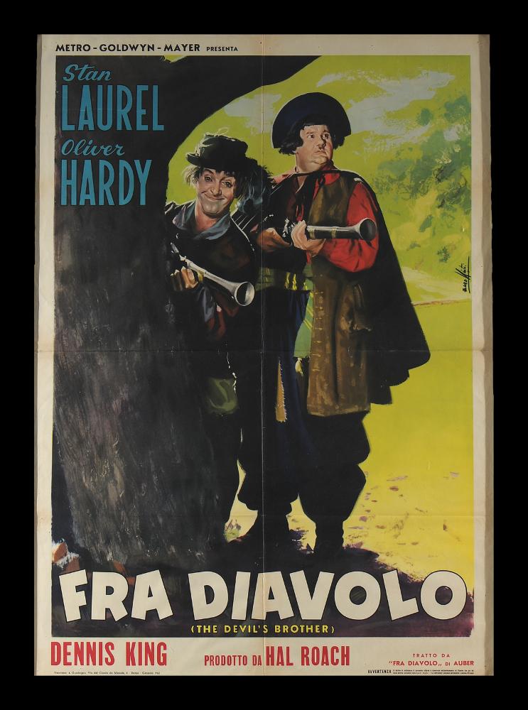 “Fra Diavolo” (The Devil's Brother) è un film comico del 1933 diretto da Hal Roach con la collaborazione di Charley Rogers con Laurel & Hardy, basato sull'omonima opéra-comique di Daniel Auber del 1830.
Il manifesto cinematografico è opera del celebre pittore di cinema Enzo Nistri, romano classe 1923. Enzo firmò numerosissimi manifesti, realizzati sia per commedie sia per film drammatici, col suo stile semplice ed elegante. Il suo tratto raffinato ma intenso si accompagna a colori netti e contrastati, denotando il suo gusto per la resa dei volumi. Singolari le sue composizioni in cui i protagonisti in primo piano si stagliano nettamente rispetto allo sfondo, trasmettendo una forte carica emotiva.
Il manifesto originale è conservato nell’Archivio della Mediateca Regional...