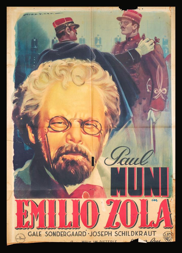 L'immagine riproduce uno dei manifesti conservati presso la Mediateca Regionale Pugliese (vedi Note). Si tratta di una delle versioni grafiche del manifesto del film "Emilio Zola", a firma del toscano Martinati (Luigi Martinati). Fondatore con Anselmo Ballester e Alfredo Capitani dello studio BCM, società di produzione di manifesti per il cinema, è da considerarsi uno dei maggiori interpreti della prima maniera del manifesto di cinema. La composizione grafica presenta infatti le caratteristiche tipiche dello stile del pittore, oltre che la sua nota eleganza pittorica. Si osservano intensi giochi di luce che illuminano e delineano il volto dello scrittore con vigore, accentuando l'intensità di espressione e una malinconia velata, tipica delle sue opere. Dietro di lui, un...
