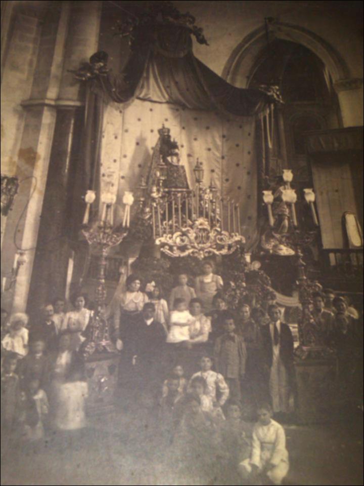 <div class="ql-editor"><div>La foto storica, databile agli anni '20, mostra il sontuoso Trono di Santa Maria, con la statua della Patrona.</div><div>Le feste patronali di Lucera (FG), celebrate dal 14 al 16 agosto in onore di Santa Maria Patrona, rappresentano il momento culminante della vita sociale, culturale e religiosa della città e costituiscono il più potente catalizzatore del suo senso di identità collettiva.</div><div>La festa si configura come un autentico sincretismo di devozione, folklore e tradizione, in cui sacro e profano si intrecciano armoniosamente: riti religiosi, solenni processioni, luminarie, concerti e spettacoli pirotecnici scandiscono tre giorni di intensa partecipazione popolare. Si tratta di un vero e proprio rito collettivo tram...