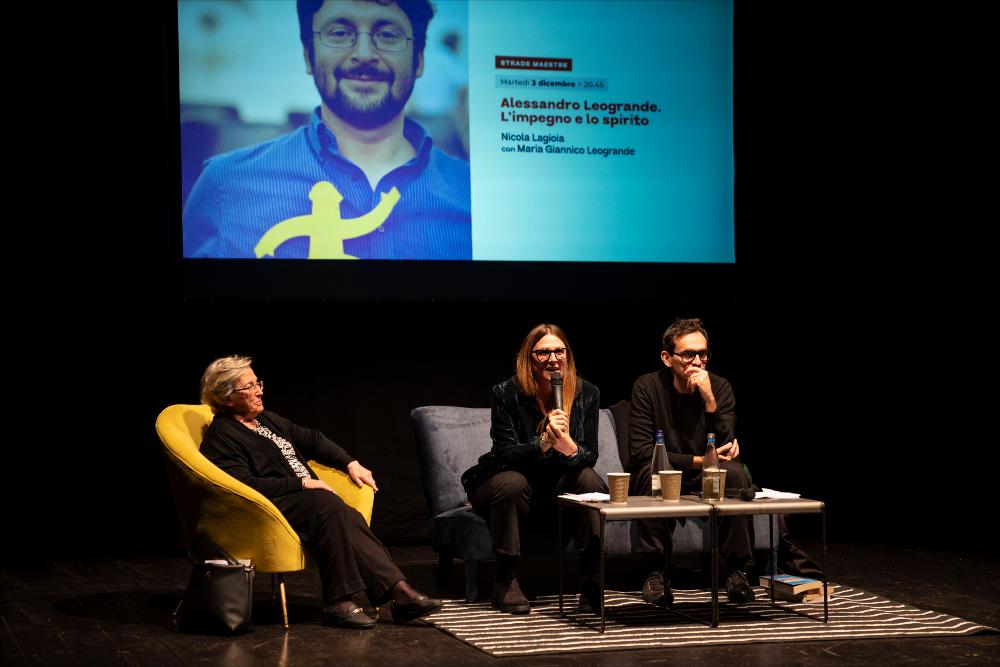 <div>La foto mostra la <strong>Sala Teatro dei Cantieri Teatrali Koreja</strong> allestita per l’incontro <strong>“Alessandro Leogrande. L’impegno e lo spirito”</strong>, parte della rassegna <em>Strade Maestre // Teatro – Io non vedo deserto, la primavera è destinata a venire 2024_2025</em>. L’evento è una lezione dedicata allo scrittore e giornalista <strong>Alessandro Leogrande</strong>, con <strong>Nicola Lagioia</strong> e la partecipazione di <strong>Maria Leogrande</strong>, che ripercorrono la vita e l’opera di Leogrande, riflettendo sul suo impegno civile e sullo spirito che ha animato la sua scrittura.</div>...