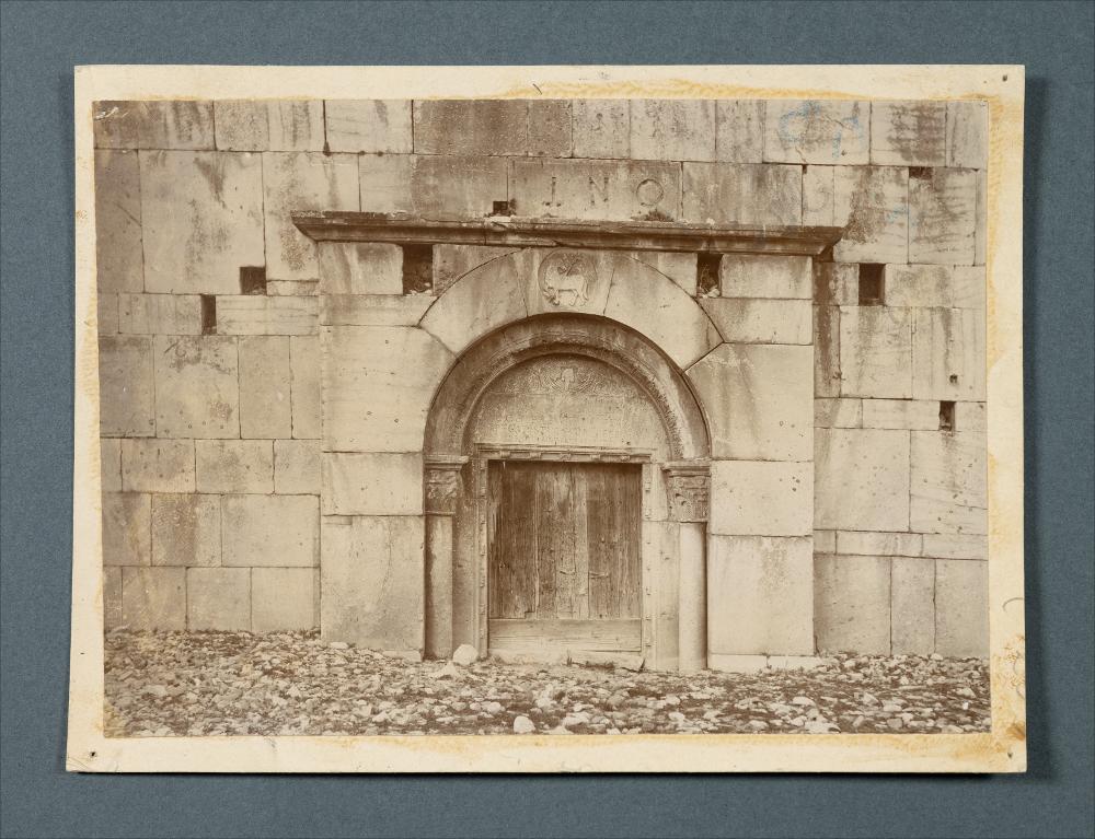 <div class="ql-editor"><div>Documentazione fotografica del portale laterale della Chiesa incompiuta di Venosa.</div><div><br></div><div>La raccolta fotografica di Giuseppe Ceci (1863-1938), studioso delle arti figurative dell’Italia meridionale e tra i promotori delle Società di Storia Patria di Napoli e della Puglia, si inserisce nel vivace clima culturale dell’Italia postunitaria, caratterizzato dal progressivo consolidarsi di una «coscienza nazionale» alimentata anche dal confronto e dal dialogo con le realtà storiche e culturali locali.</div><div>Oggi la Biblioteca Comunale di Andria conserva oltre settecento fotografie dedicate alla Puglia medievale, a Napoli e al patrimonio storico-artistico dell’Italia meridionale. Il corpus ...
