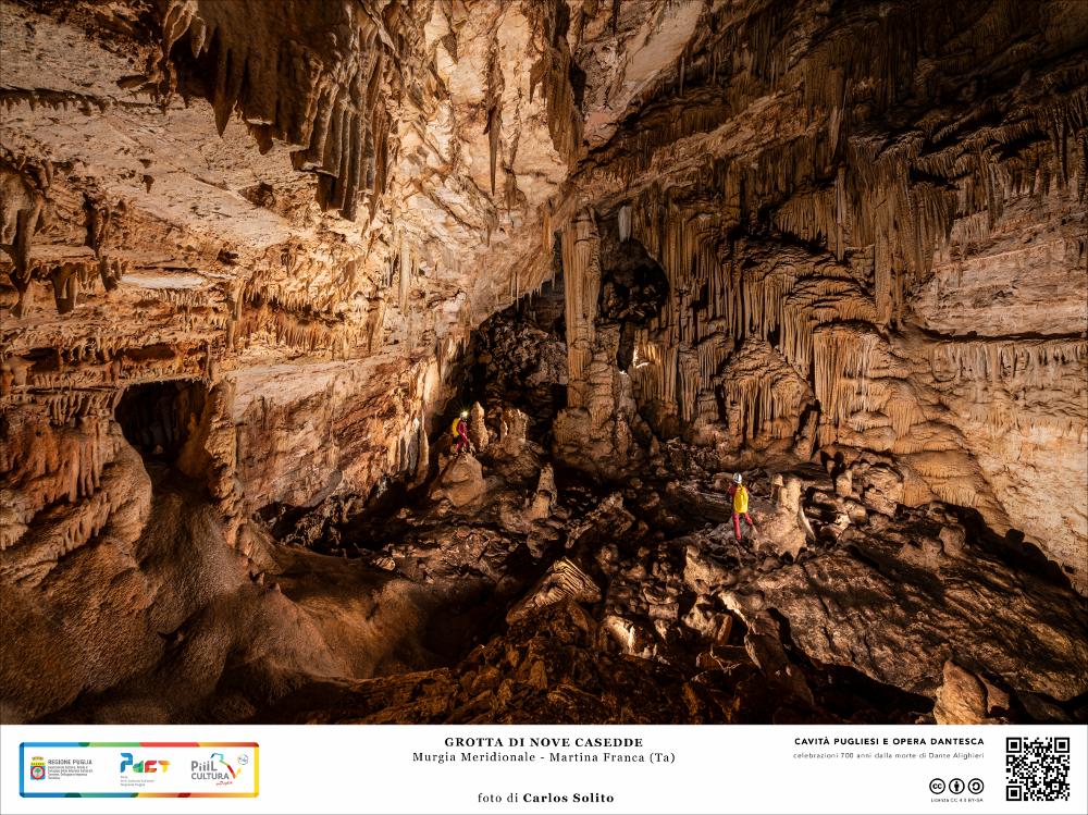 Siamo nella Grotta di Nove Casedde, a Martina Franca.
Qui, nel corso dei millenni, nelle scure viscere di questa terra carsica, un antico corso d’acqua sotterraneo ha modellato egregiamente un mondo sconosciuto, fiabesco, fatto di tortuose gallerie, piccole nicchie e enormi spazi in cui è facile sentire un senso di vuoto e turbamento.
Quattro grandi caverne dominano questo universo fantastico: la Sala del Marziano, la Sala del tempio, la Sala dell’Organo e la Sala del Castello.
L’immagine digitale fa parte della raccolta di fotografie prodotte da Carlos Solito per il Progetto digitale “Sillabario sotterraneo – Viaggio dantesco nelle Grotte di Puglia” – realizzato nell’ambito della LEGGE REGIONALE 30 dicembre 2020, n. 35 - art. 39 “Cavità pugliesi e opera dantesca - Cele...