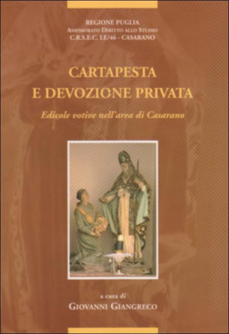 Il volume “Cartapesta e devozione privata : edicole votive nell'area di Casarano” è parte della grande raccolta denominata “Libri di Puglia”, progetto di digitalizzazione a cura di Nicola Pergola che ha lo scopo di rendere fruibile la produzione editoriale dei Centri regionali di servizi educativi e culturali e degli Assessorati alla cultura e alla Pubblica Istruzione della Regione Puglia, dal 1968 agli anni 2000. Raccordato ad una precedente pubblicazione sulla statuaria sacra in cartapesta nell'area di Casarano, il volume prende qui in esame la statuaria minore presente nelle edicole devozionali del territorio. Si tratta di 36 manufatti policromi in terracotta e in cartapesta – 11 modellati ad altorilievo, e 25 a tutto tondo – ospitati nelle edicole di Casarano, Matin...