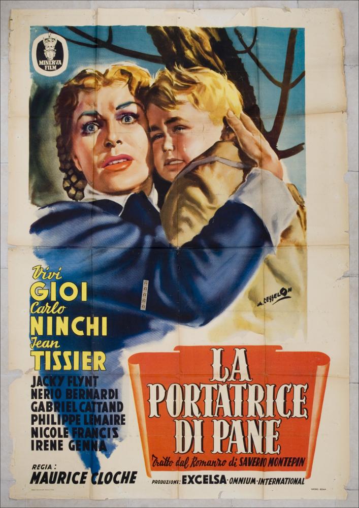 L'immagine riproduce uno dei manifesti conservati presso la Mediateca Regionale Pugliese, esaminati in "Cinema al muro: Angelo Cesselon" (vedi Note). La natura drammatica del film è sottolineata dall'artista che, con le sue immagini, rende di immediata percezione questo sentimento. Cesselon coglie nei volti della giovane madre e del figlioletto disperazione e dolore rafforzato da un forte abbraccio simboleggiante la “difesa”, un'arma che la donna adotta per se stessa e per la sua famiglia. Anche la scelta del colore blu oltremare (con tocchi di cyan) dell'abito della donna è simbolico: rappresenta la profondità (dei sentimenti), ma anche il buio che, a volte, invade momenti della vita. Su un cartiglio dallo sfondo rosso-arancio, è segnato il titolo del film con caratter...