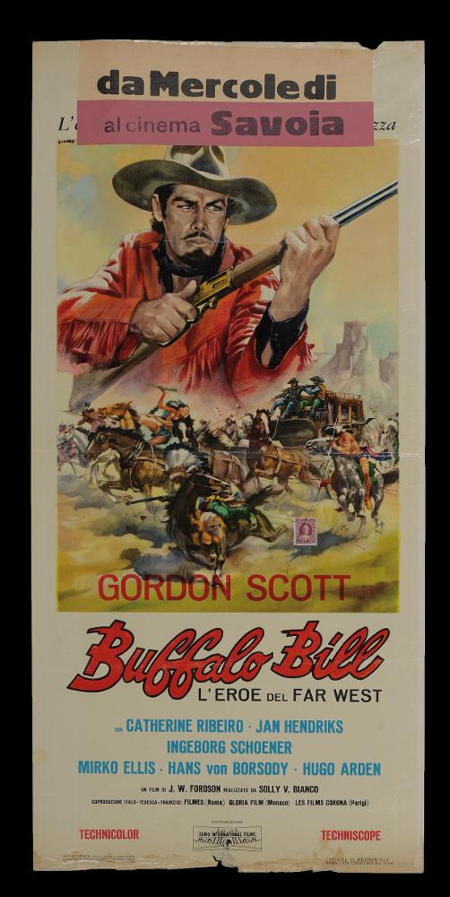 L'immagine riproduce uno dei manifesti conservati presso la Mediateca Regionale Pugliese (vedi Note). Si tratta della locandina del film "Buffalo Bill. L'eroe del Far West", a firma di Renato Casaro, di cui si conserva anche la versione manifesto, sempre a sua firma. Tra i maggiori rappresentanti della grafica e del manifesto del secondo dopoguerra e autodidatta, Casaro sviluppa una grande tecnica e raffinatezza formale sugli esempi più prestigiosi di altri pittori di cinema, primo tra tutti Cesselon, alla quale mescola linguaggi compositivi più innovativi (fotografico e grafico) anche usando tecniche e strumenti diversi, come l'aerografo. Per quest'opera, Casaro realizza una composizione di grande impatto scenografico, rispettando a pieno il suo stile maestoso. La gran...