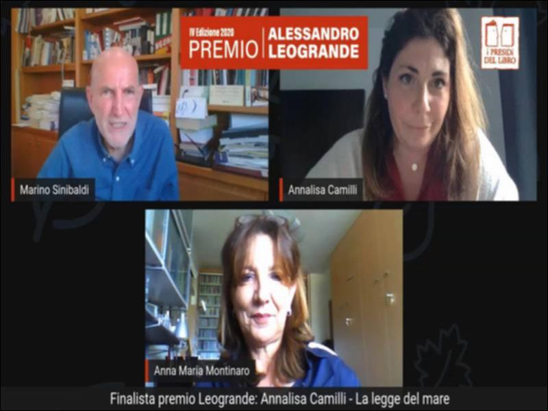Per l’edizione 2020 del “Premio Alessandro Leogrande” si riporta l’intervista di Marino Sinibaldi (Direttore Radio 3), con la partecipazione di Anna Maria Montinaro (Presidente di Presìdi del Libro), ad Annalisa Camilli, giornalista e autrice di “La legge del mare” (Rizzoli, 2019). In quest’opera di giornalismo narrativo la Camilli analizza il tema dell’immigrazione con un approccio narrativo e documentaristico che sembra ereditare da Leogrande il metodo di scrittura e la capacità di lettura analitica dei fenomeni.
Con meticolosità e rigorosa attendibilità, la Camilli ricostruisce e ricontestualizza le storie dei singoli dando grande valore a ciascuna di esse. Come reporter, si fa testimone sui luoghi e si sofferma sul complesso fenomeno migratorio restituendo un’analis...
