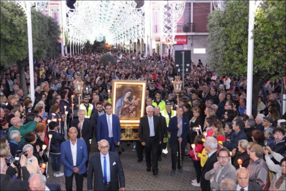 <div class="ql-editor"><div>La fotografia documenta la processione del Quadro di Maria Santissima Mater Domini del 18 maggio. Al centro si distingue il quadro della Vergine, portato tra i fedeli. Attorno, le figure istituzionali e religiose accompagnano il corteo. </div><div><br></div><div>La festa della <strong>Mater Domini</strong> rappresenta uno degli appuntamenti più significativi per la comunità locale, profondamente radicato nella storia, nella fede e nell’identità collettiva. Le sue origini risalgono al XVII secolo, legate a eventi ritenuti miracolosi che hanno dato vita a una devozione popolare intensa e duratura nel tempo.</div><div>La celebrazione si sviluppa ogni anno attraverso un articolato programma religioso che culmina tra il 18 e i...