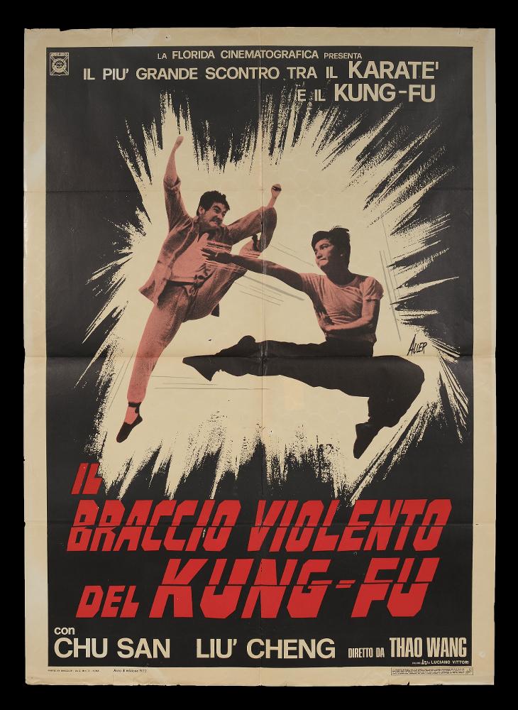 L'immagine riproduce uno dei manifesti conservati presso la Mediateca Regionale Pugliese (vedi Note). Si tratta del manifesto di "Il braccio violento del Kung-Fu", film del 1972, la cui illustrazione è a firma di Aller. L'artista ha realizzato altre opere per questo genere di film basato sulle arti marziali dell'Asia orientale, visibili in questa collezione. La composizione rivela un impianto grafico quasi illustrativo, basato sul combattimento di due lottatori di arti marziali, fotografie di scena del film, ritoccate nei colori, ritagliate e posizionate in un collage creativo, che accentua la lotta con enfasi grazie all'esplosione di linee e schizzi bianchi dietro le due figure. Tutto rende la dinamicità del combattimento con uno stile moderno e minimalista....