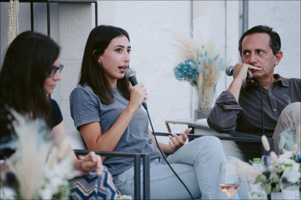 Nella foto un momento del Talk dedicato al tema “Il racconto del mondo, fuori da qui” – Lo sguardo su quello che cambia, su come accade e perché” organizzato per Extra viva! 3 agosto 2021.
Riprese in foto Paola Peduzzi, vicedirettrice de Il Foglio e Cecilia Sala (in primo piano nella foto), giornalista per Vanity Fair, Will e Il Foglio. A moderare l’incontro il direttore Linkiesta Christian Rocca.
Le serate all’insegna della musica sono state intervallate dagli appuntamenti dedicati alla convivialità di EXTRA VIVA! 2021, spin off di VIVA! Festival.
EXTRA VIVA! 2021 è un format di incontri, speech e dibattiti in cui dialogano soggetti diversi che guardano insieme al futuro come occasione di costruzione di un mondo più sostenibile e condiviso.
Extra VIVA! 2021 è stato cur...